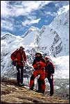 �ilin�ania pod Everestom - z�ava Jano, Kv�tka a Jozef (foto Horni�ov�)
