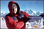 Jozef na vrchole Mera Peak - v pozad� Everest (foto Krchnav�)